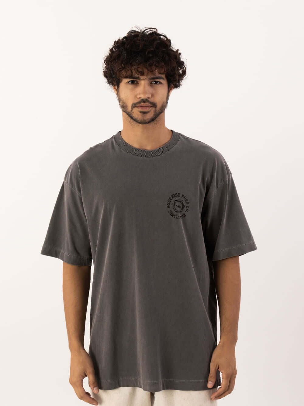 Camiseta oversized Chumbo da marca Greenish com estampa Vintage Sun, ideal para looks streetwear.