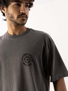 Camiseta oversized Chumbo Greenish com estampa Vintage Sun, ideal para looks streetwear.
