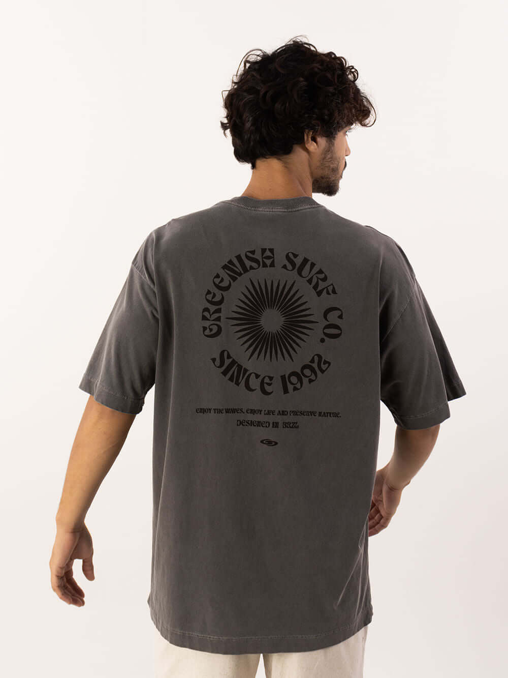 Camiseta oversized Stone da Greenish, com estampa Vintage Sun, ideal para looks despojados e streetwear.