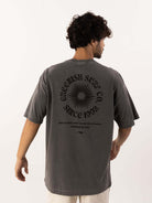 Camiseta oversized Stone da Greenish, com estampa Vintage Sun, ideal para looks despojados e streetwear.