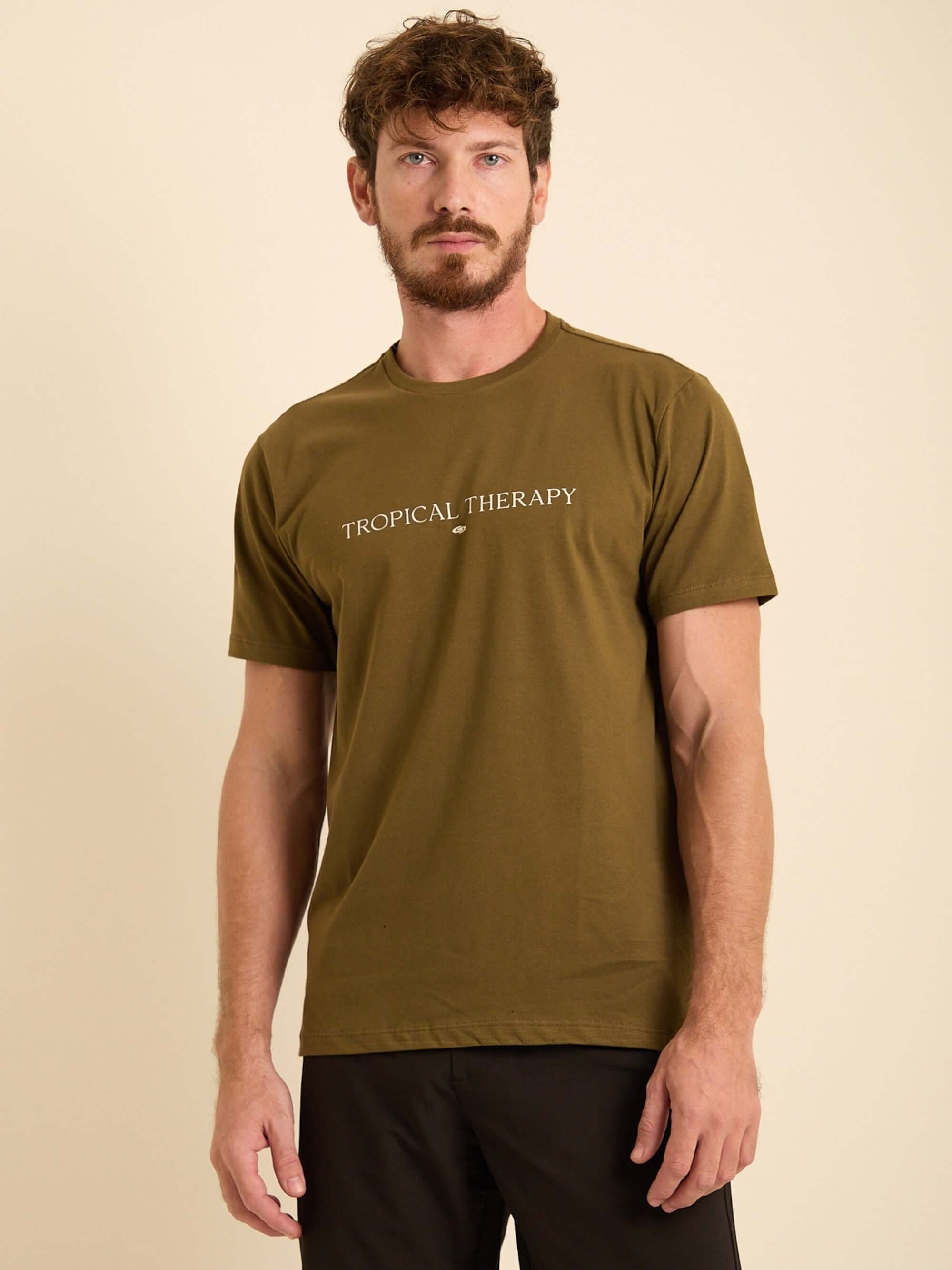 Camiseta Tropical Therapy Verde Escuro da Greenish, leve e confortável, ideal para o dia a dia.