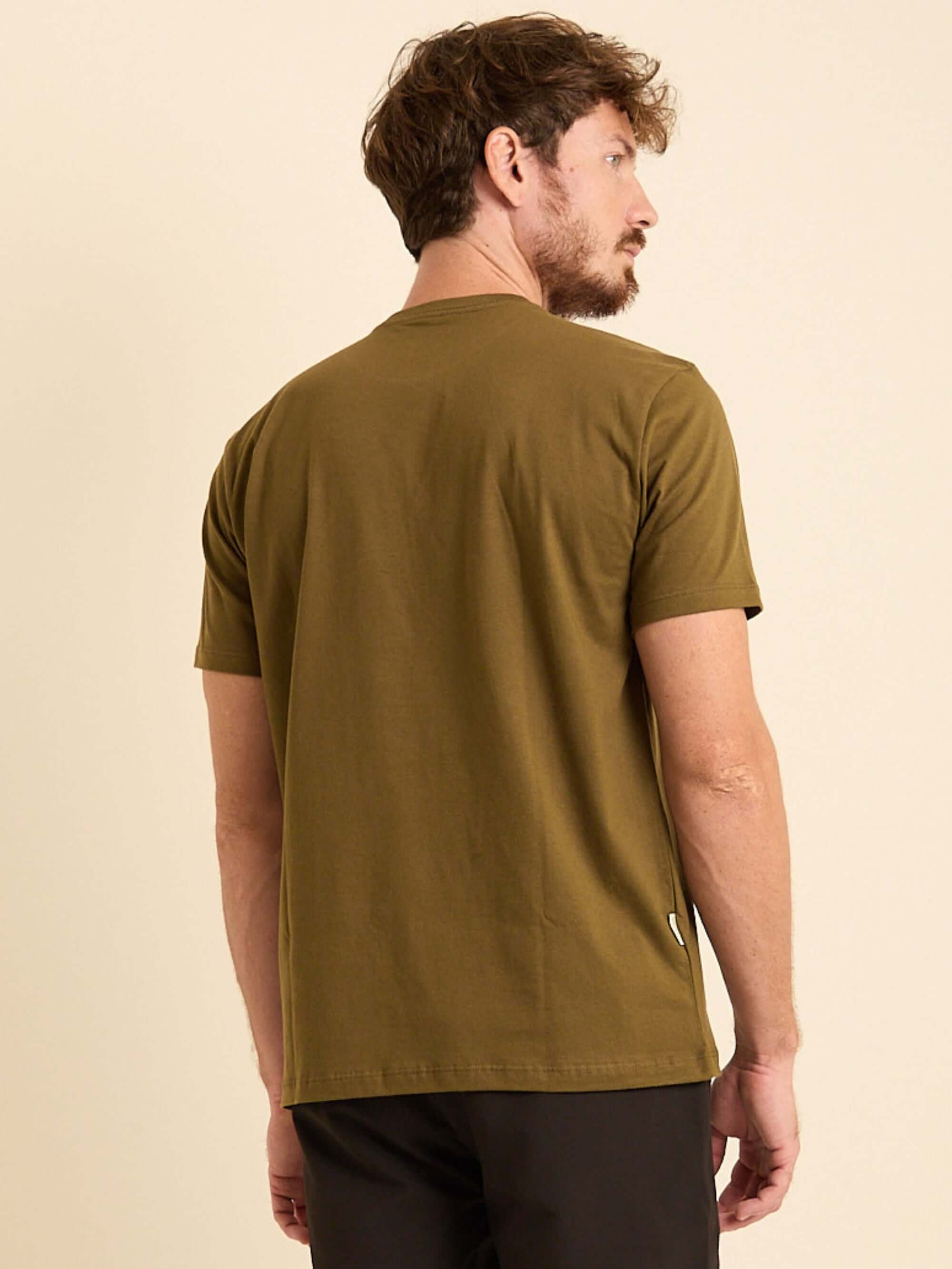 Camiseta Tropical Therapy Verde Escuro da marca Greenish, vista de costas, com corte clássico e confortável.