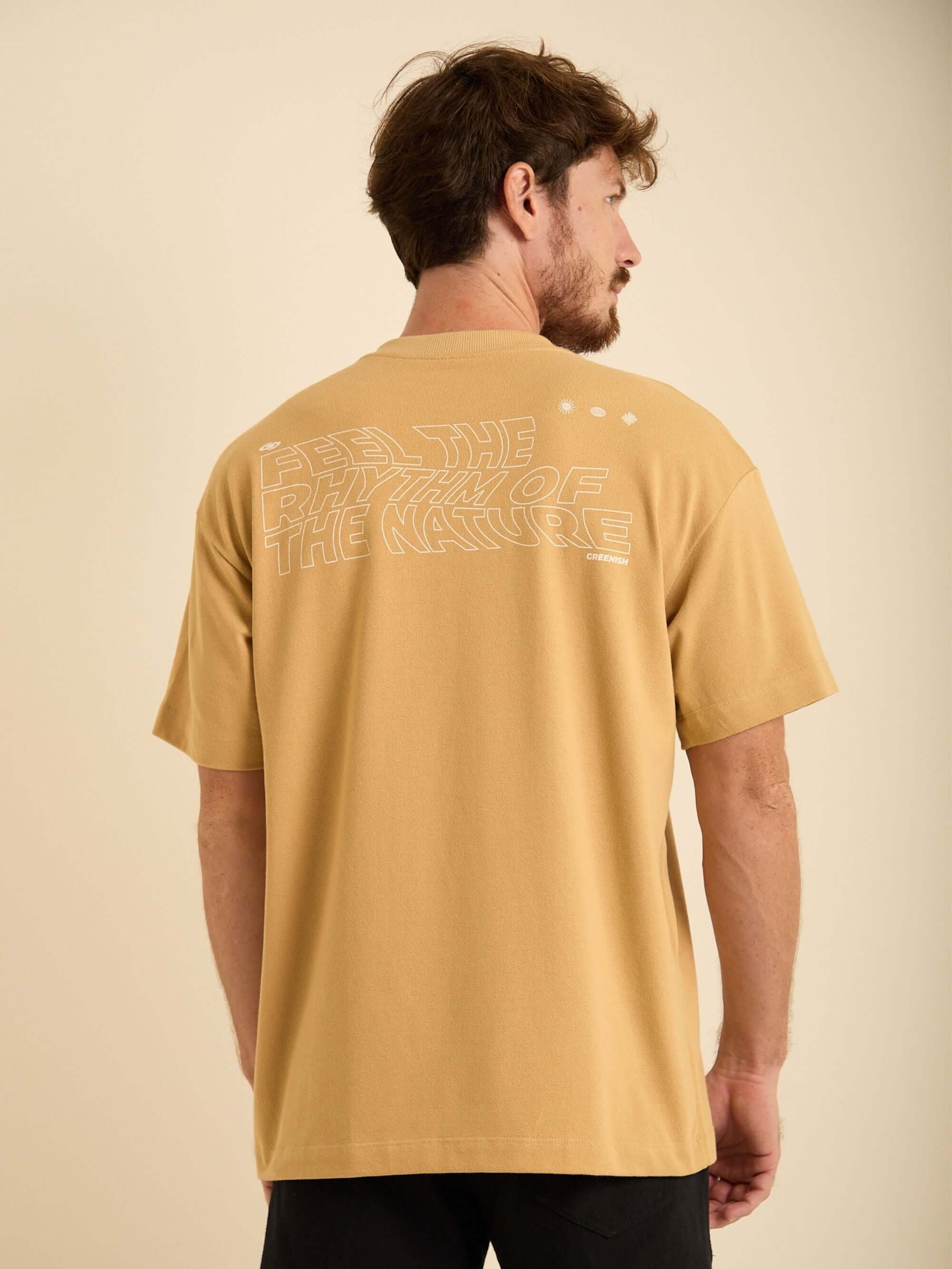 Camiseta oversized Nature Caqui da Greenish com estampa minimalista na parte traseira.