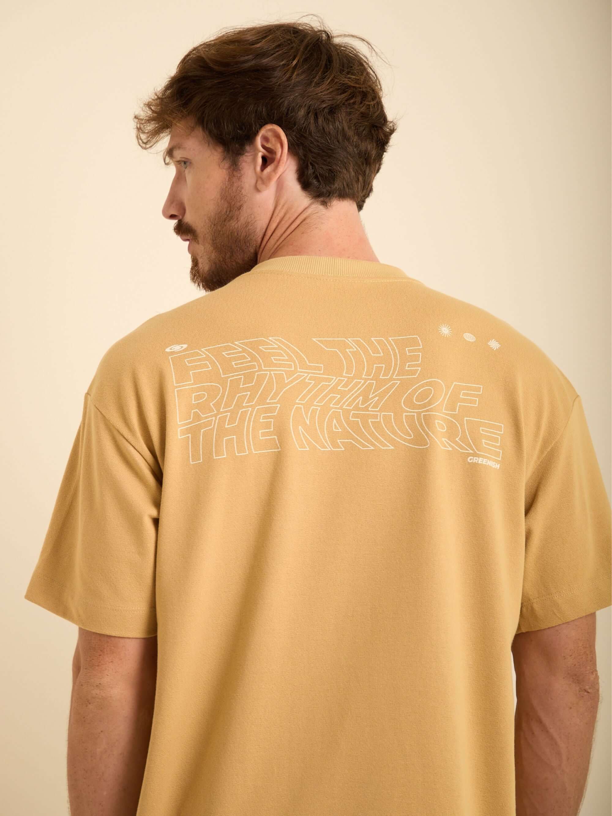 Camiseta oversized caqui com estampa minimalista "Feel the Rhythm of the Nature" da marca Greenish.
