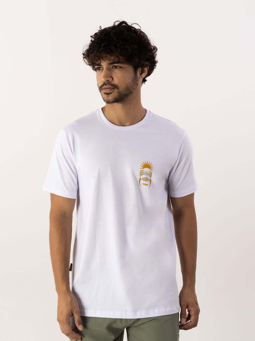 Camiseta branca com estampa de sol, da marca Greenish, confortável e estilosa, ideal para looks casuais.