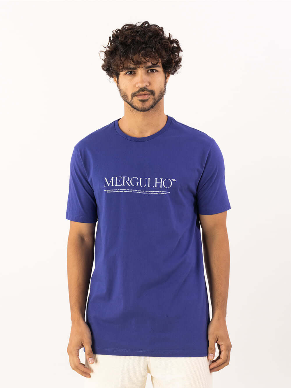 Camiseta Mergulho azul royal da Greenish, feita em 100% algodão, modelo clássico com estampa minimalista.