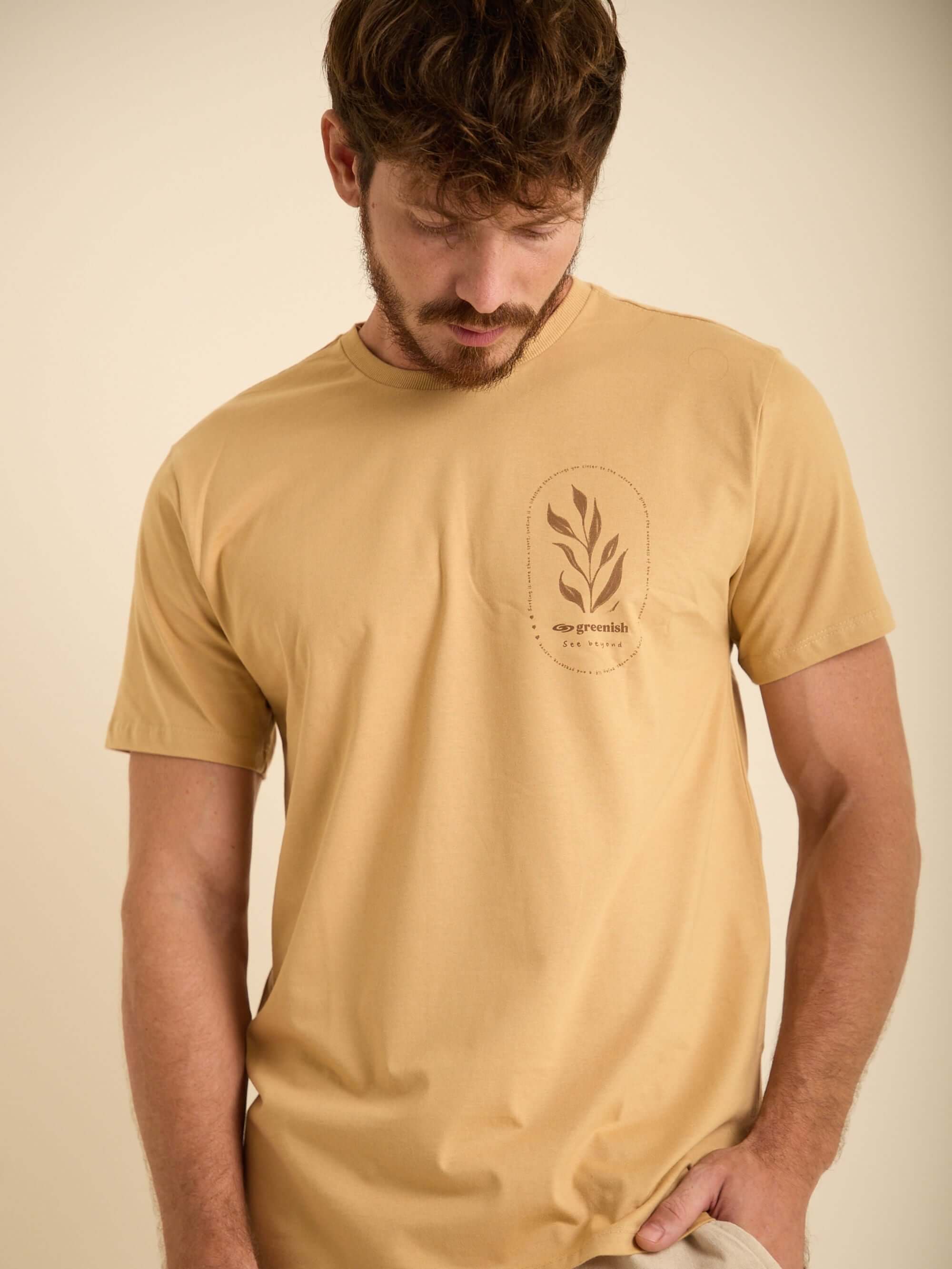 Camiseta Natureza da Greenish em caqui, modelagem clássica e print minimalista perfeita para o dia a dia.