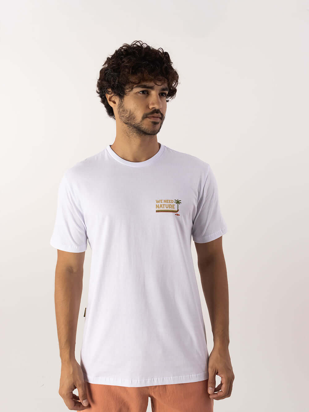 Camiseta Greenish Need Nature branca em algodão, modelagem clássica e confortável, perfeita para o dia a dia.