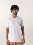 Camiseta Greenish Need Nature branca em algodão, modelagem clássica e confortável, perfeita para o dia a dia.