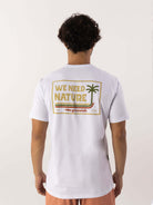 Camiseta Greenish Need Nature branca com estampa tropical, ideal para conforto e estilo no dia a dia.