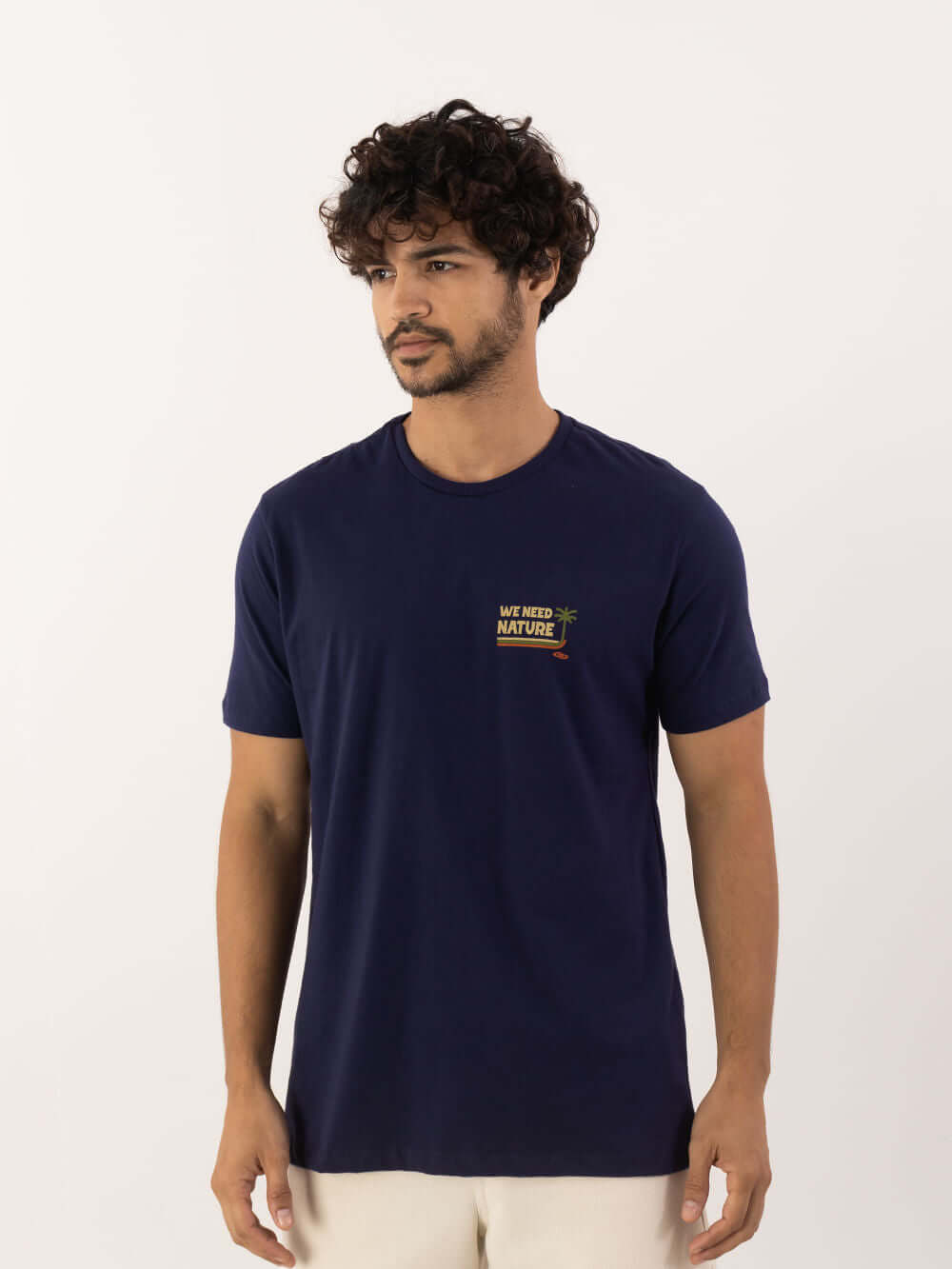 Camiseta Greenish Need Nature azul marinho, 100% algodão, modelagem clássica e caimento perfeito.