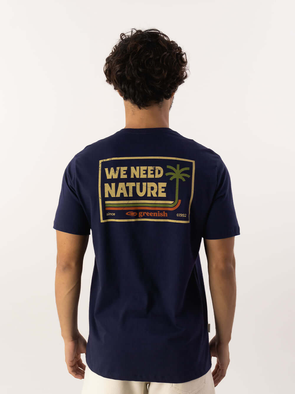 Camiseta azul marinho Greenish com estampa 'We Need Nature', feita em 100% algodão, ideal para o dia a dia.