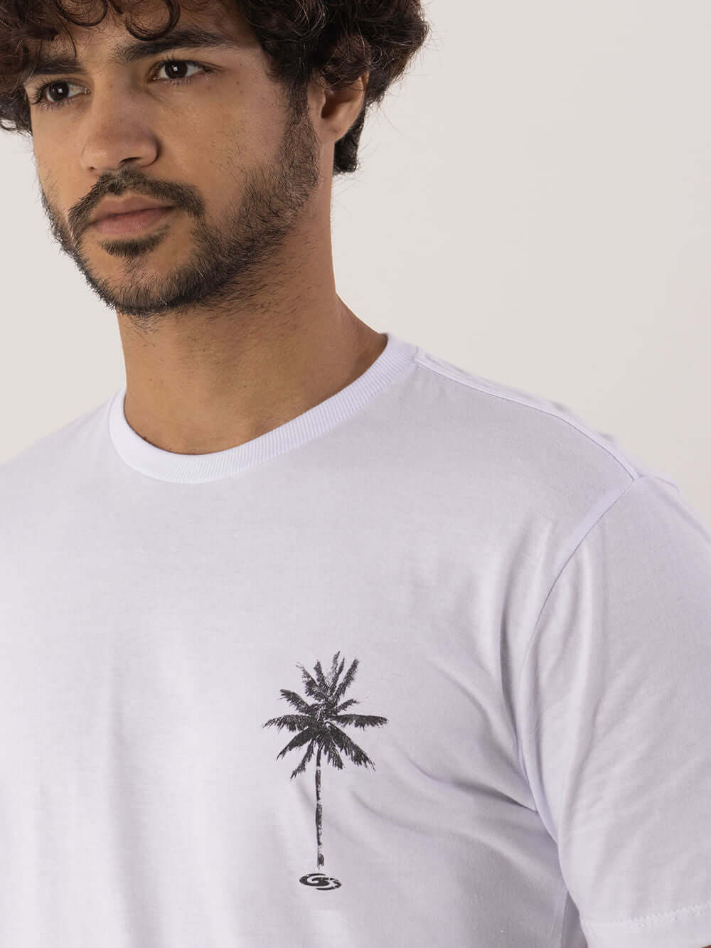 Camiseta Greenish branca com estampa de palmeira, perfeita para o dia a dia e estilo minimalista.