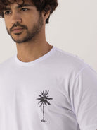 Camiseta Greenish branca com estampa de palmeira, perfeita para o dia a dia e estilo minimalista.