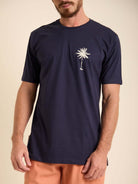 Camiseta Greenish azul marinho com estampa de palmeira, feita com malha 100% algodão, ideal para o dia a dia.