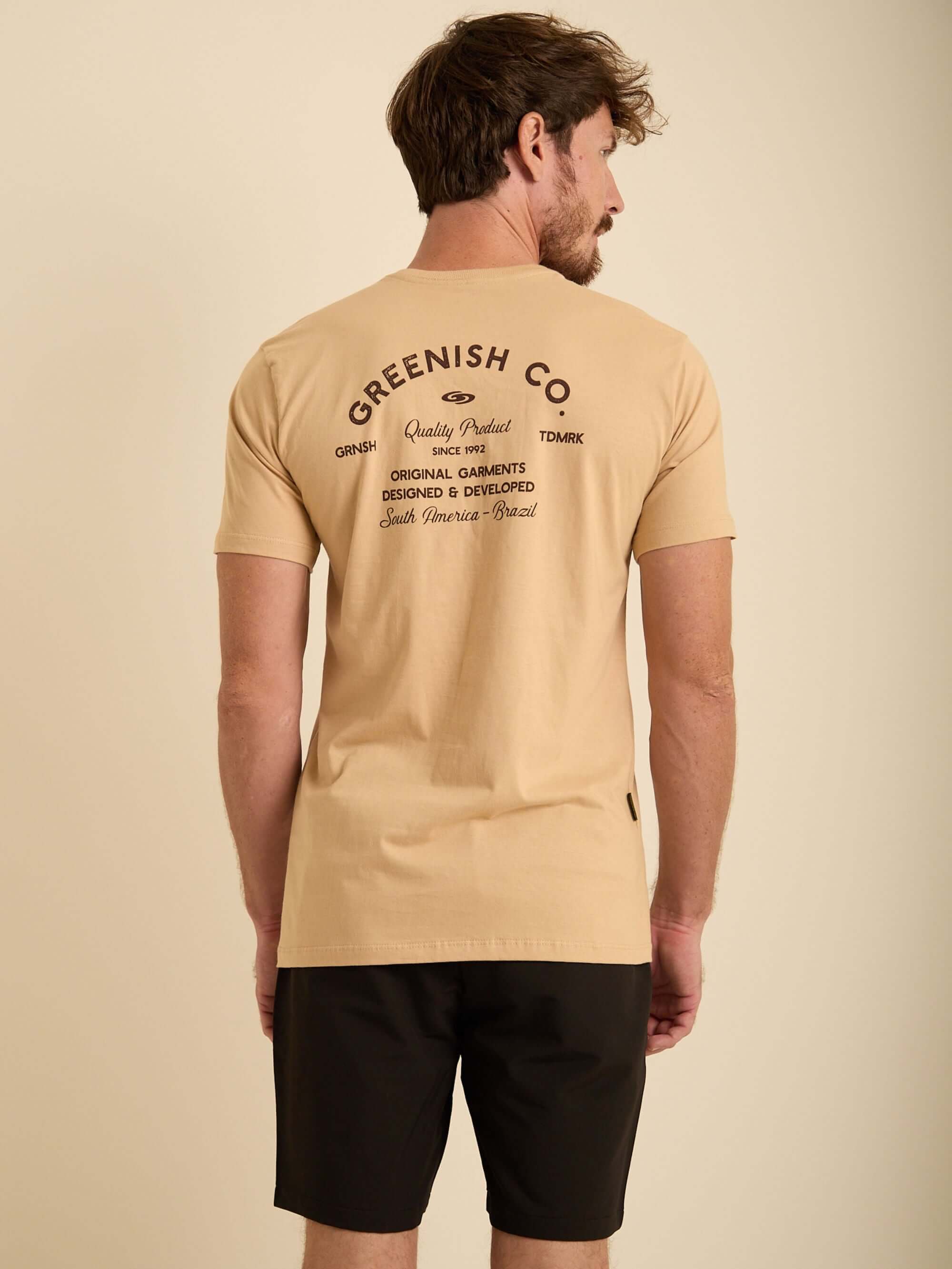 Camiseta Greenish Co. caqui com estampa na parte de trás, oferecendo estilo streetwear e conforto.