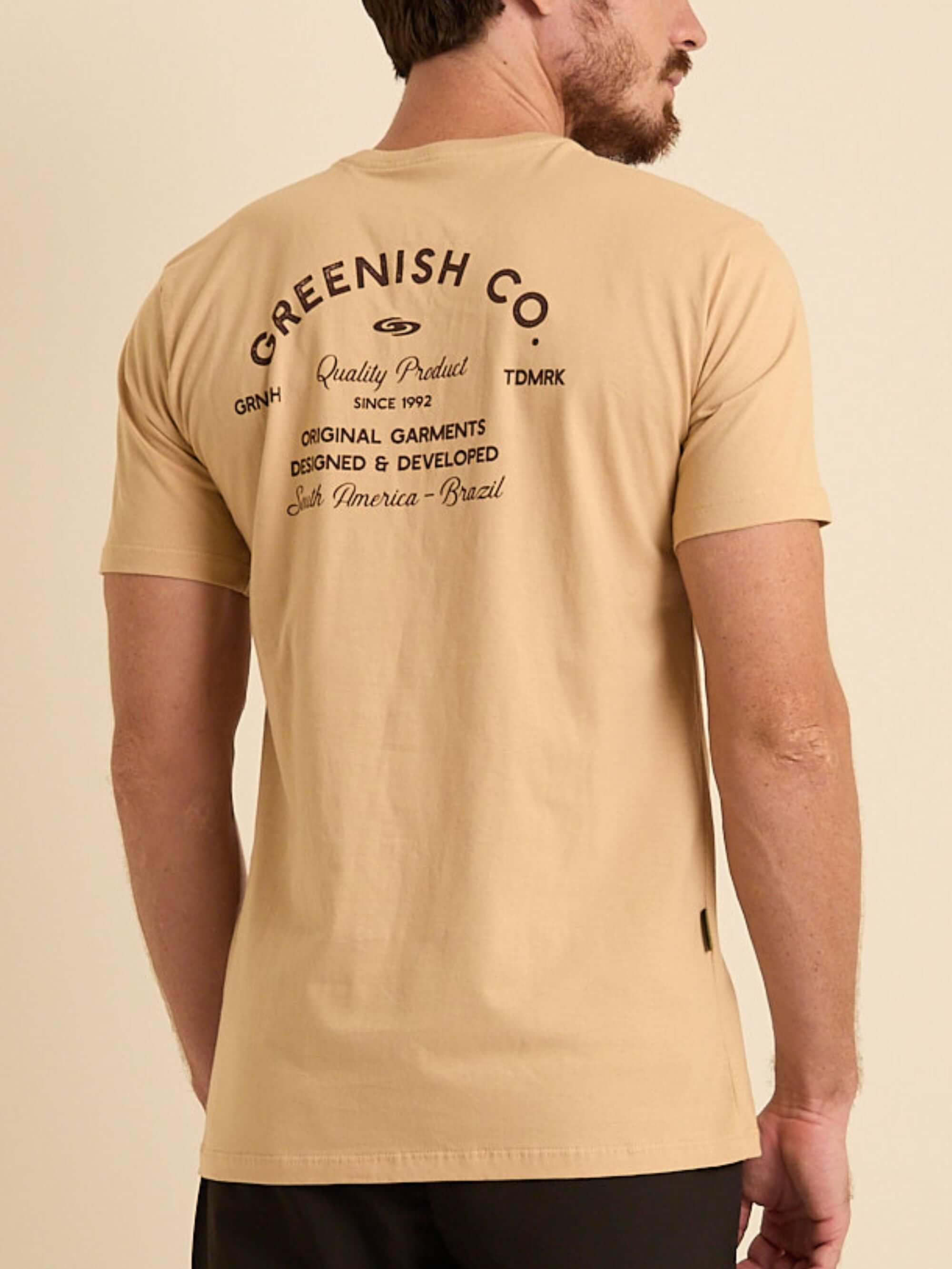 Camiseta CAQUI da Greenish Co. com estampa clássica, perfeita para um look streetwear e confortável.