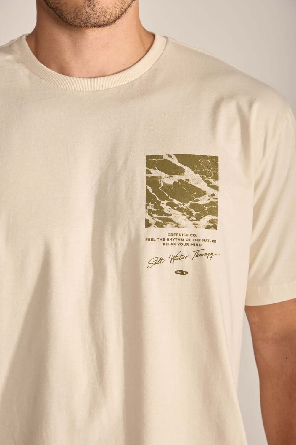 Camiseta bege Salt Water Therapy da Greenish com estampa inspirada na natureza e design clássico.