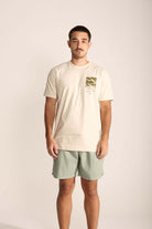 Camiseta bege da marca Greenish com estampa de palmeira, ideal para relaxar na praia ou na rotina diária.