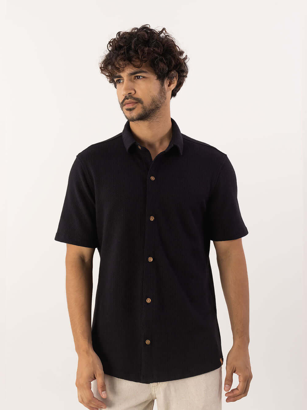 Camisa botão Maré preto da Greenish, estilo moderno, ideal para looks casuais e elegantes.