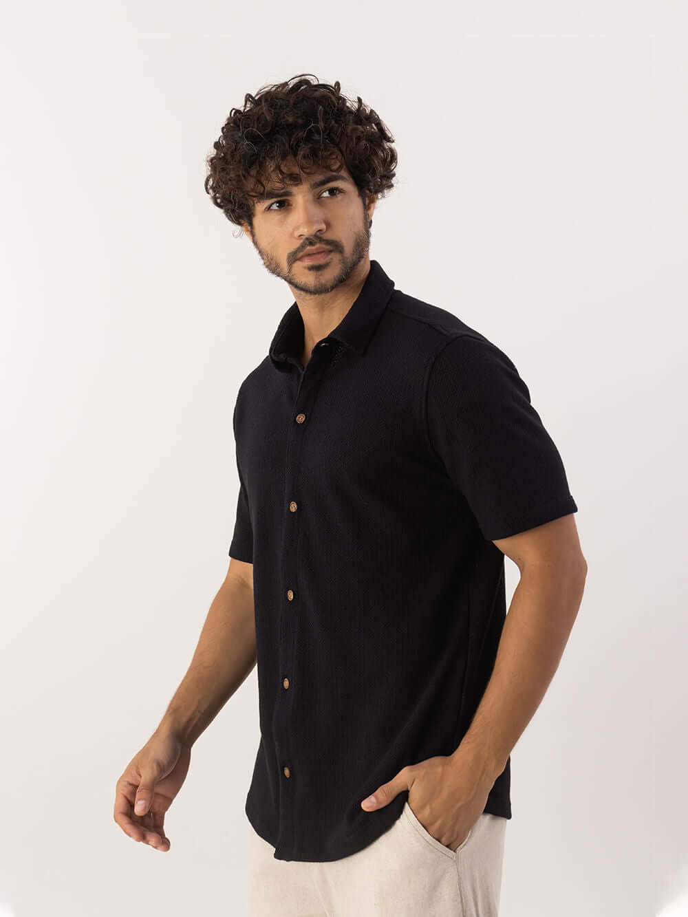 Camisa botão Maré preta da marca Greenish, ideal para estilo casual e elegância. Modelo masculino com botões.