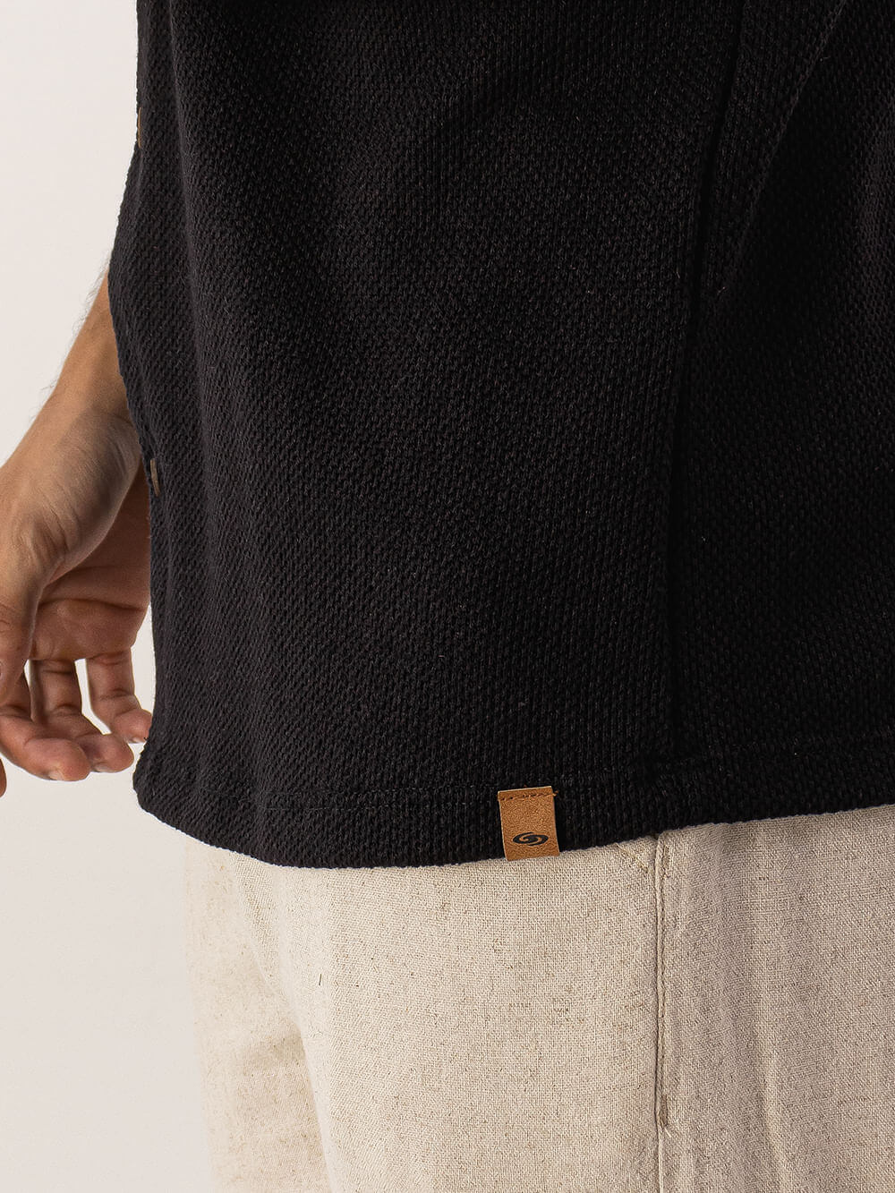 Camisa botão Maré preta da marca Greenish, com detalhe de etiqueta em couro, estilo casual e moderno.