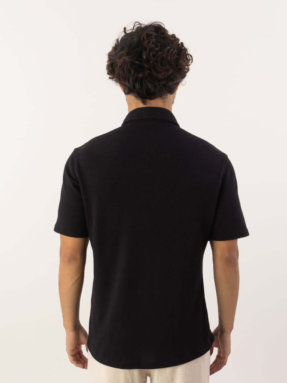 Camisa Botão Maré - Preto da Greenish vista de trás, com design elegante e moderno.