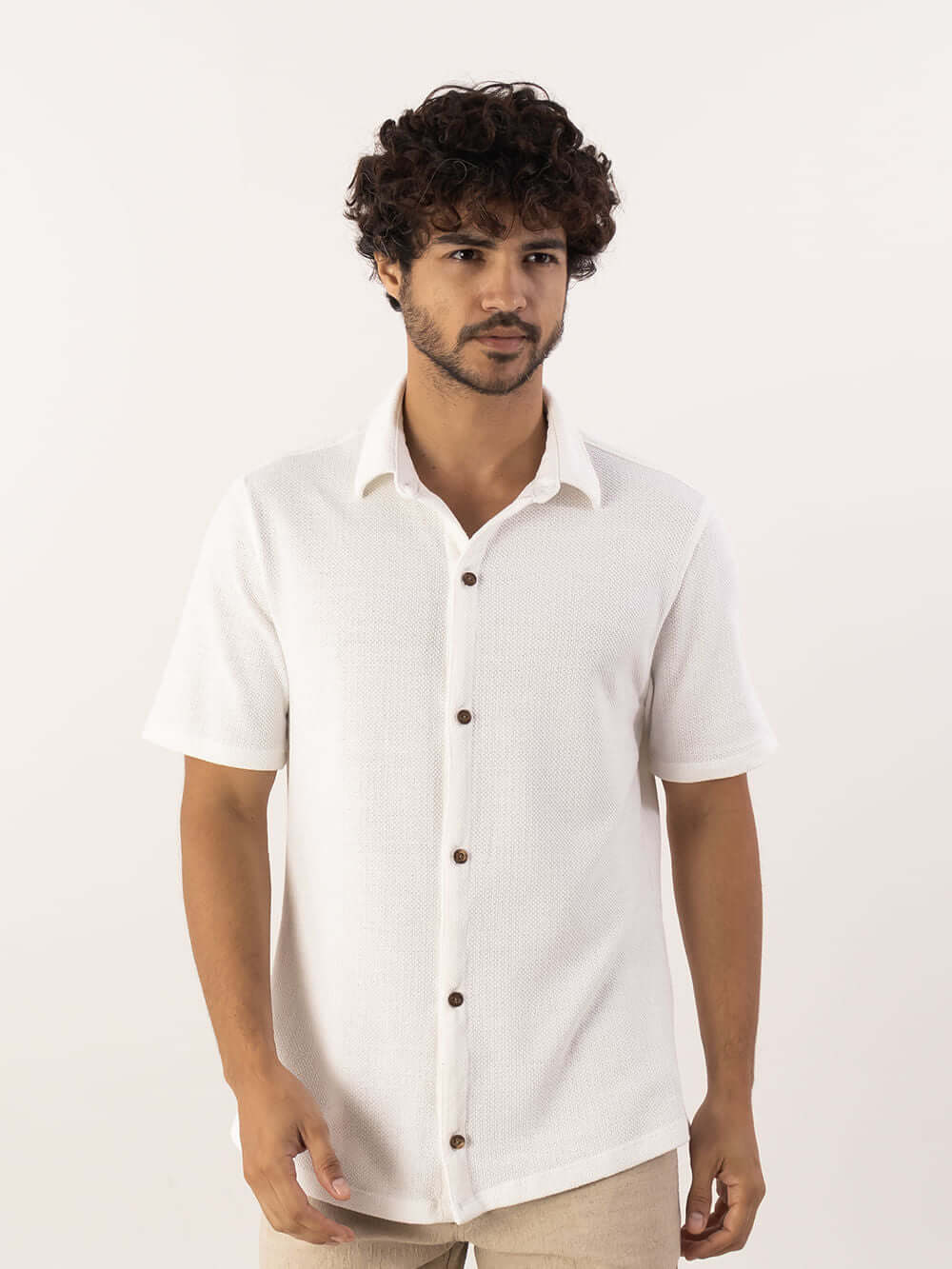 Camisa botão Maré off white da Greenish, estilo casual, com botão frontal e tecido leve.