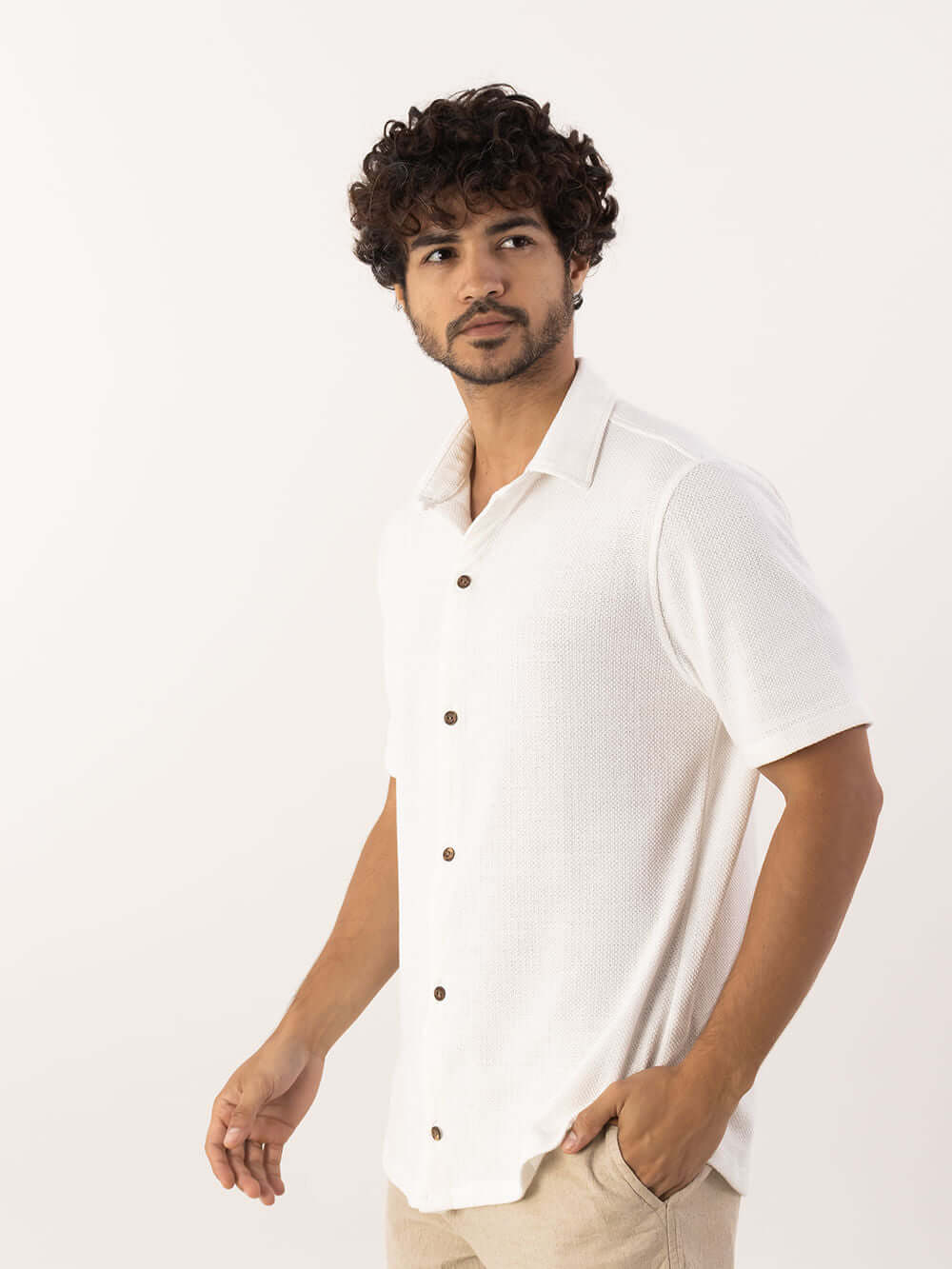 Camisa Botão Maré Off White da Greenish, ideal para um look casual e sofisticado.