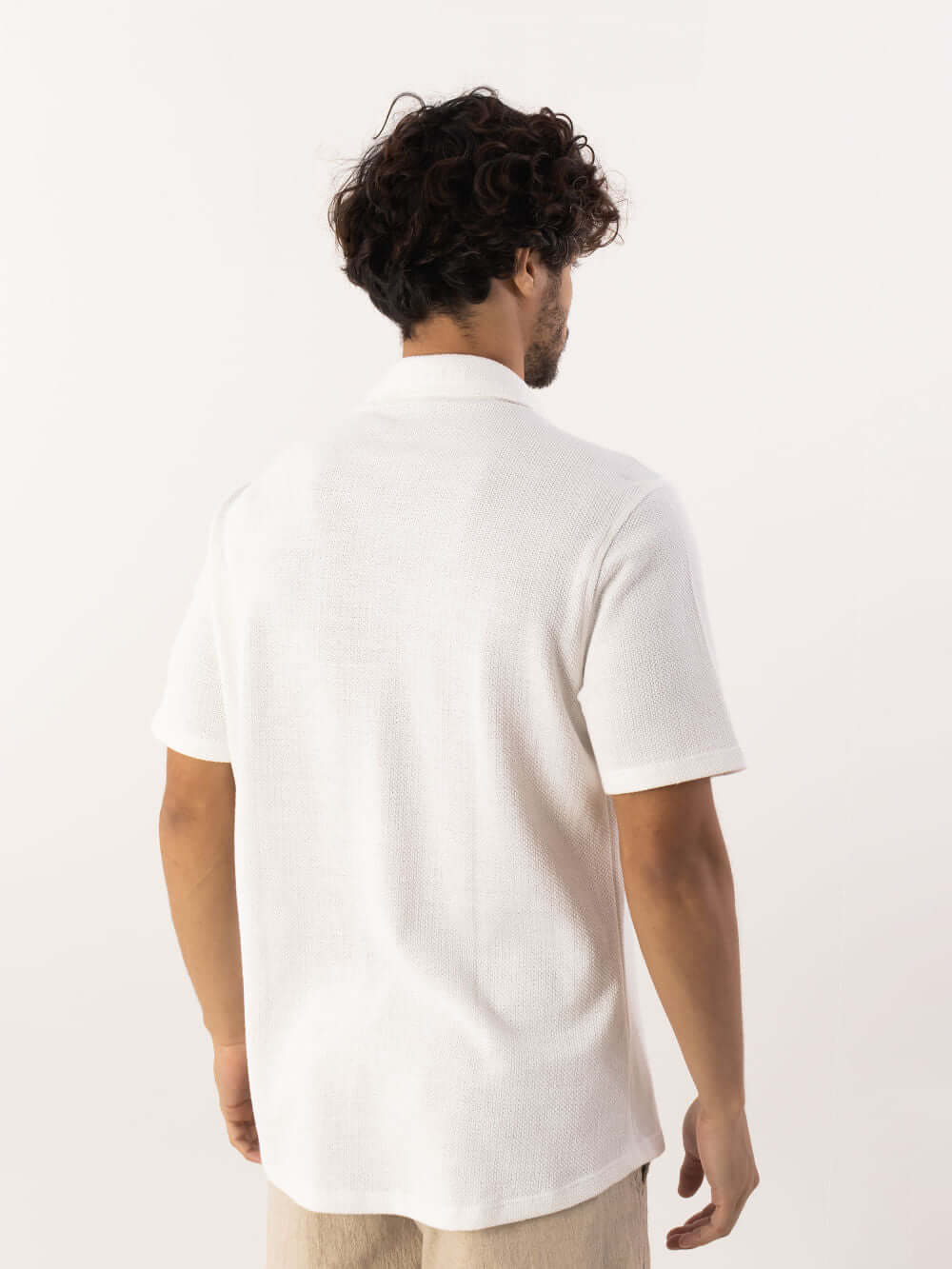 Camisa botão Maré off white da marca Greenish, vista traseira, estilo casual e confortável.