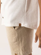 Camisa Botão Maré off white da Greenish, estilo casual, vestida com bermuda de linho claro
