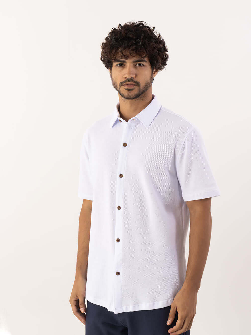 Camisa Botão Air Branca da Greenish, modelo clássico de fibras naturais, ideal para sobreposições e ocasiões formais.