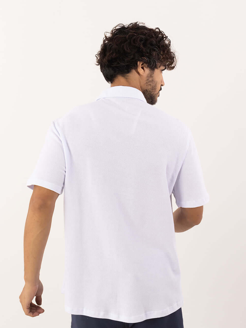 Camisa Botão Air branca da Greenish vista de costas, ideal para ocasiões formais e sobreposições.