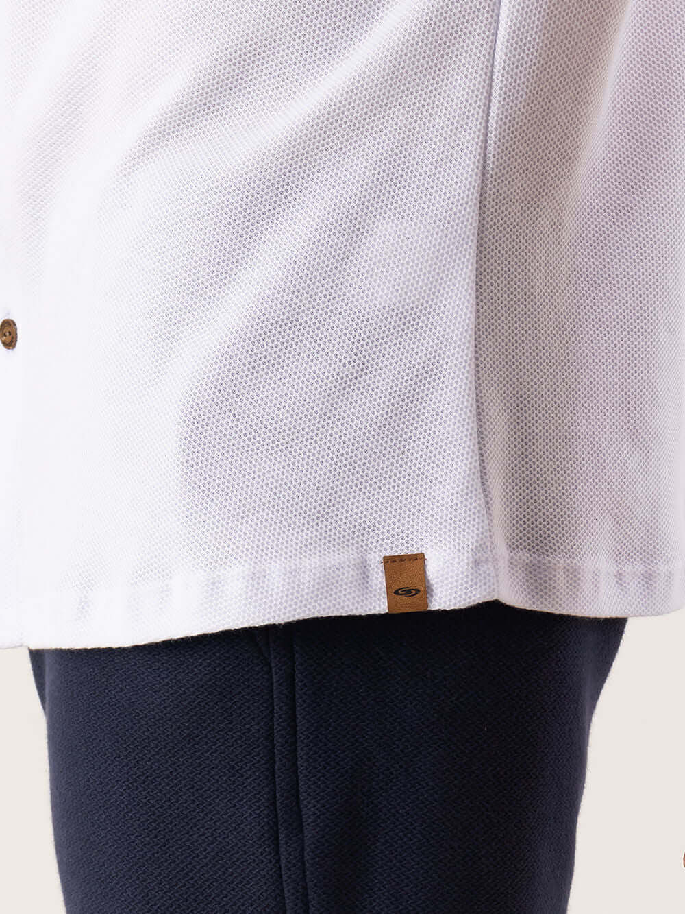 Camisa botão Air branca da Greenish, modelo clássico com tecido de fibras naturais e detalhe de etiqueta.