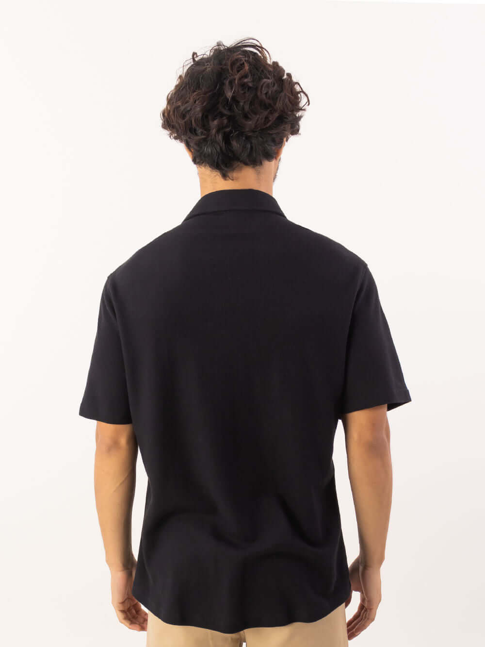 Camisa botão Air preta - Greenish, visual traseiro, modelagem clássica em tecido de fibras naturais.