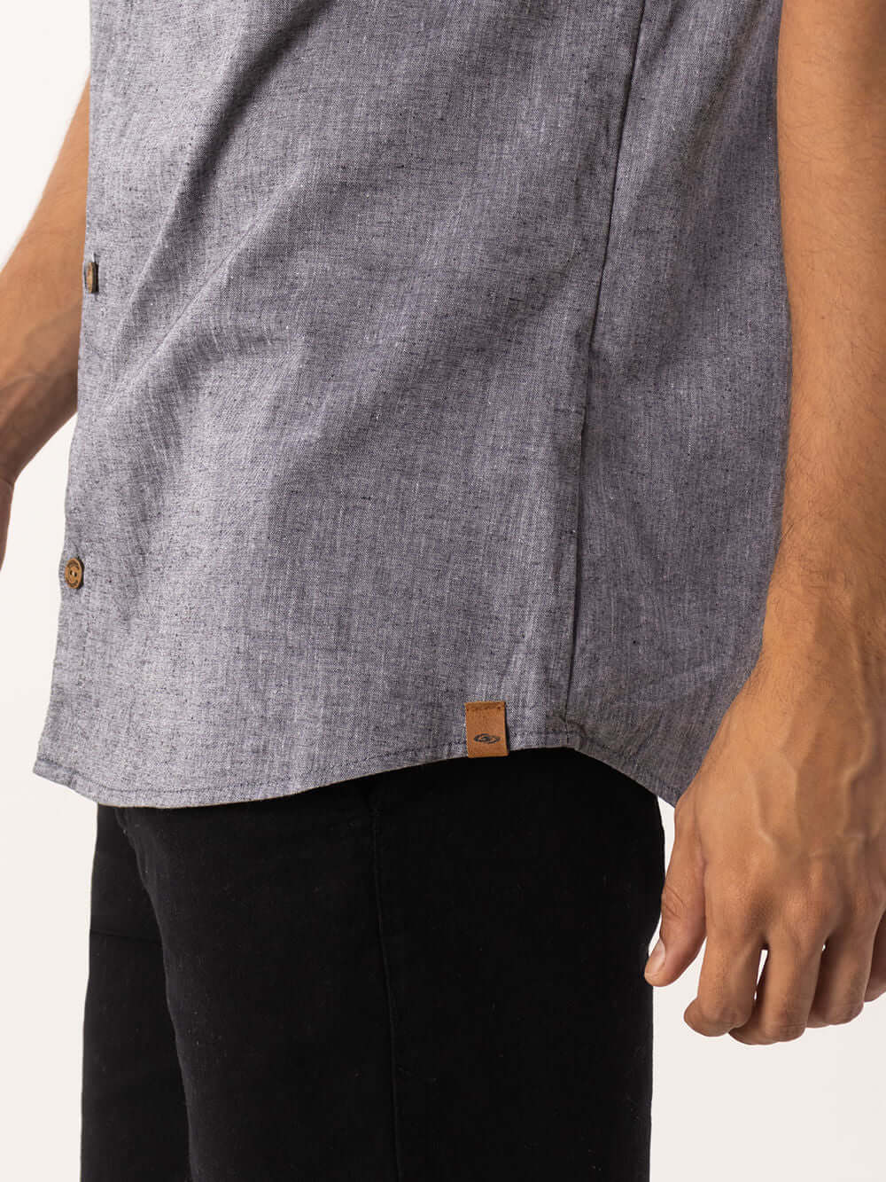 Camisa Linem Essential da Greenish, botões de coco, detalhe da manga e corte clássico para looks versáteis.