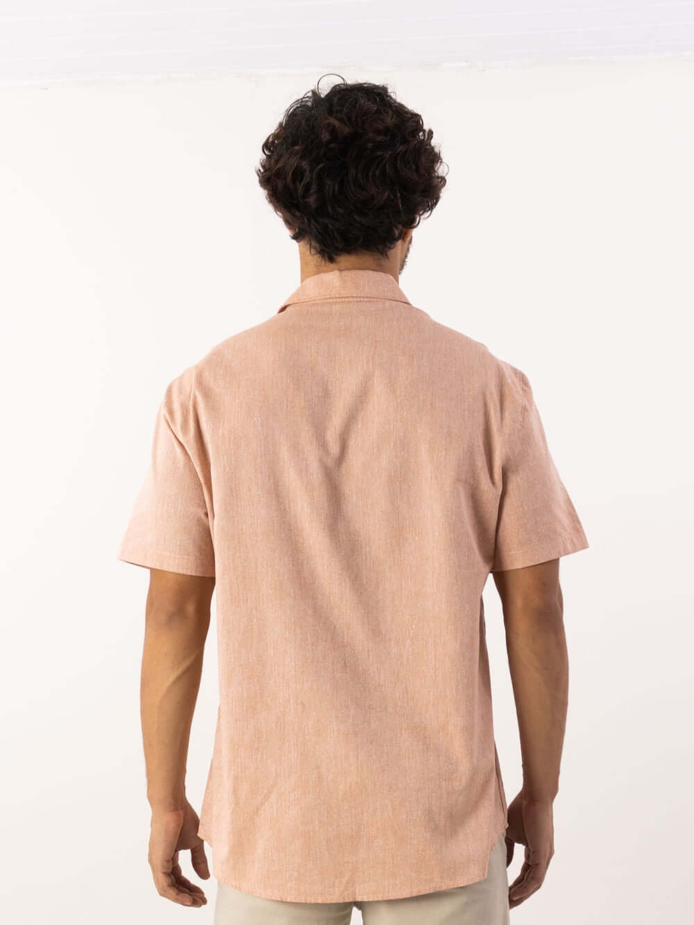 Camiseta Linem Essential Laranja da marca Greenish, vista de costas, ideal para looks casuais e formais.