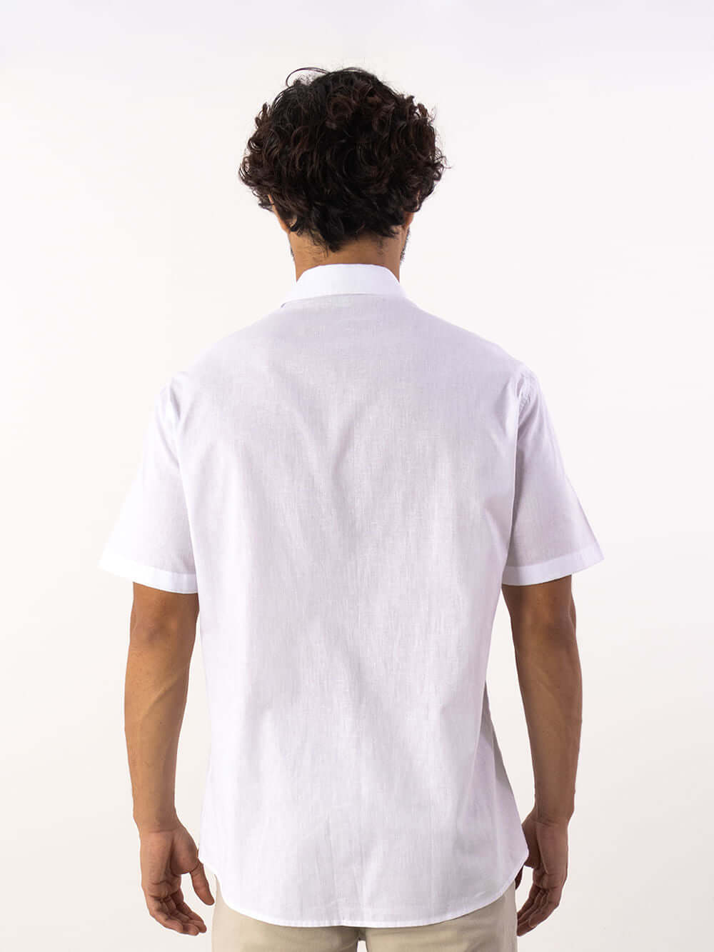 Camisa Linem Essential branca da Greenish, vista de costas, ideal para looks versáteis e confortáveis.