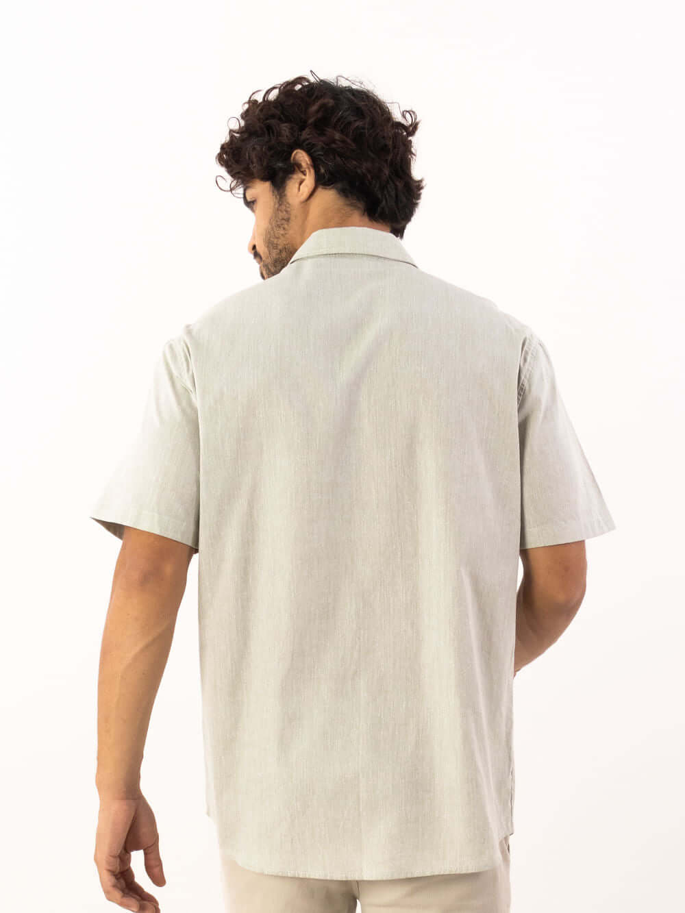 Camisa Linem Essential Verde da Greenish, leve e versátil, ideal para diferentes ocasiões.