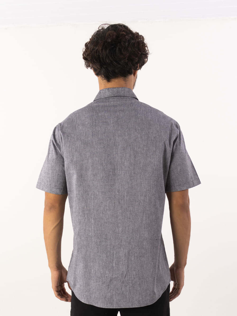 Camisa Linem Essential da Greenish vista de costas, leve e versátil, ideal para ocasiões casuais e formais.