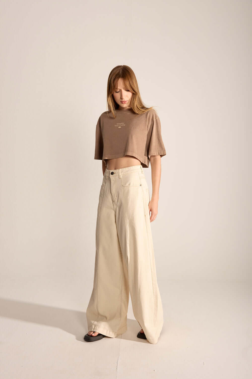 Modelo usando a Calça Laila - Natural da Greenish, ampla e confortável, ideal para o dia a dia.