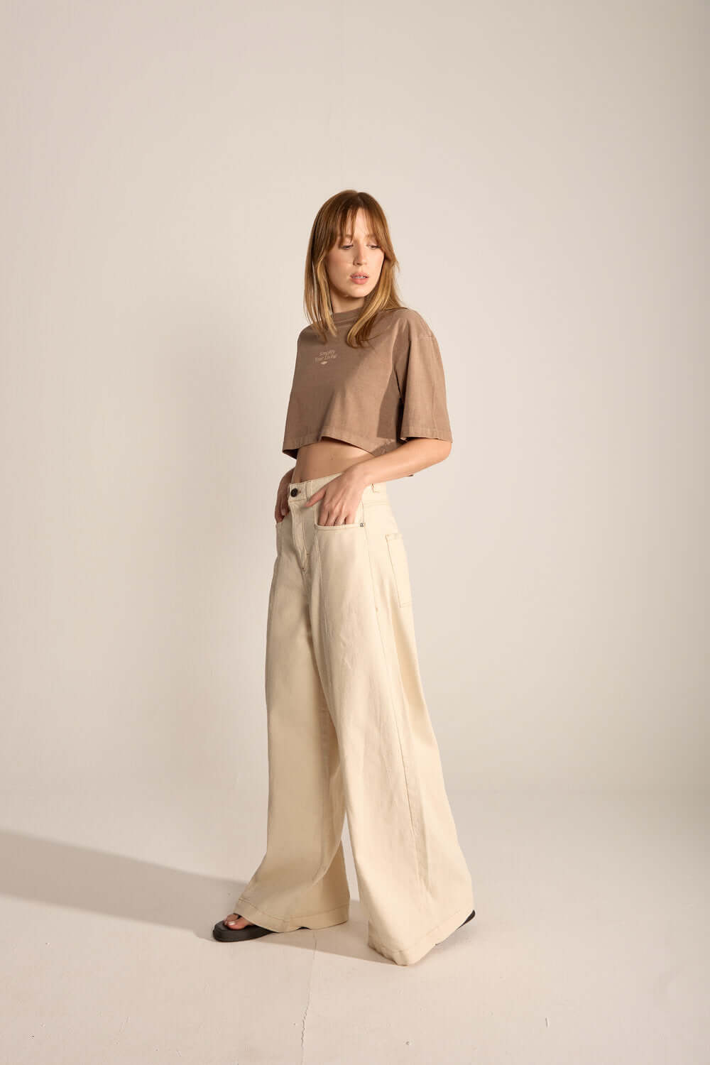 Imagem da Calça Laila Natural da Greenish, modelagem ampla e confortável, ideal para ambientes urbanos e praianos.