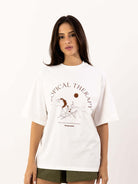 Camiseta oversized branca com estampa "Tropical Therapy" da Greenish, perfeita para um look confortável e estiloso.