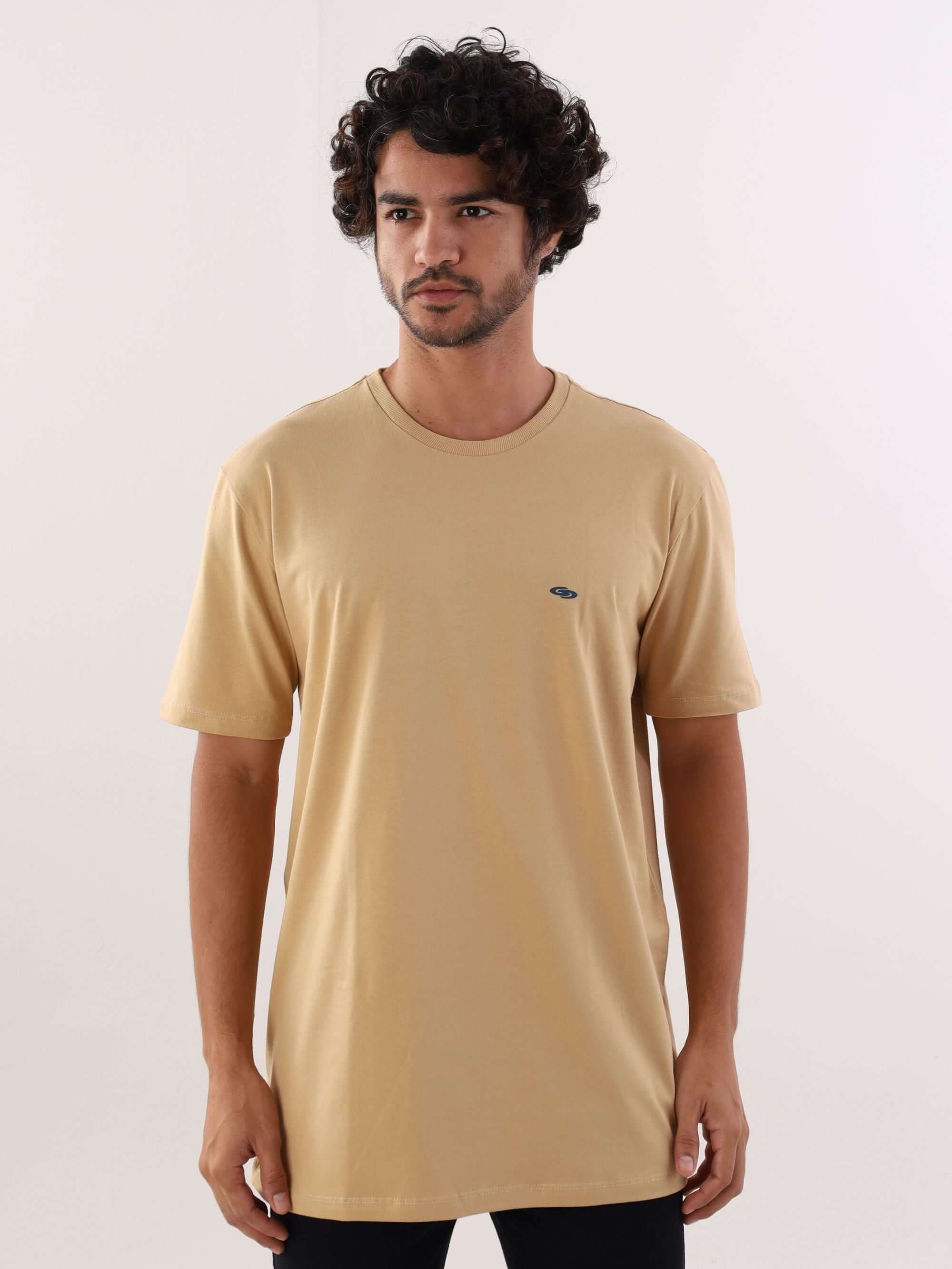 Camiseta bege simples da Greenish, com modelagem clássica e toque leve, ideal para o uso diário.