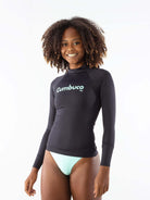 Camiseta de surf feminina preta com estampa Cumbuco da marca Greenish, ideal para atividades aquáticas.