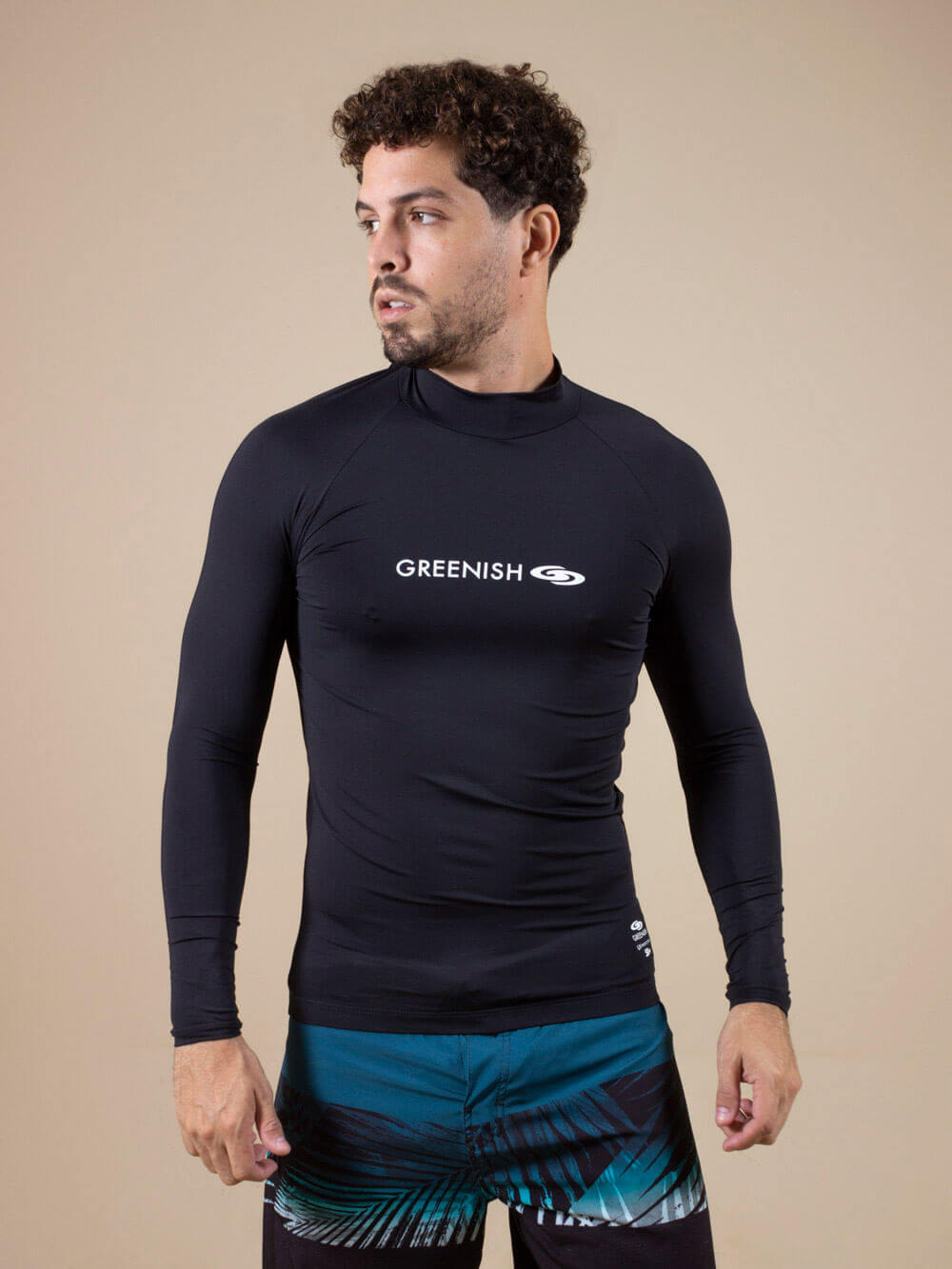 Camiseta UV Longa Greenish, ideal para esportes aquáticos, conforto e proteção contra raios UV em cor preta.
