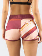 Bermuda feminina Greenish Nature Sport - Rosa, estampa vibrante, ideal para atividades esportivas e praia.