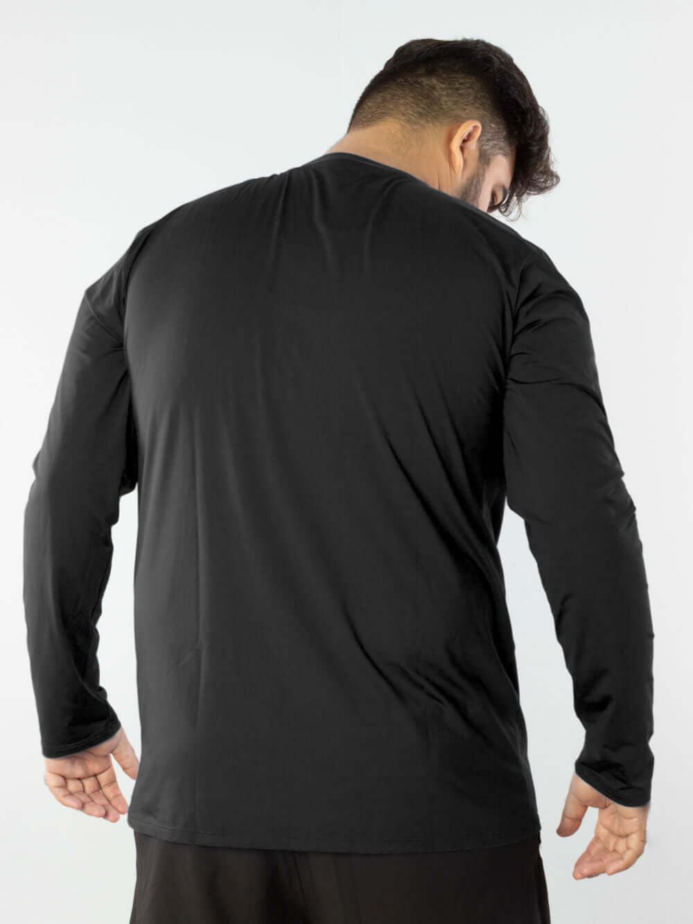 Camisa UV longa preta da Greenish, ideal para atividades ao ar livre e proteção solar.