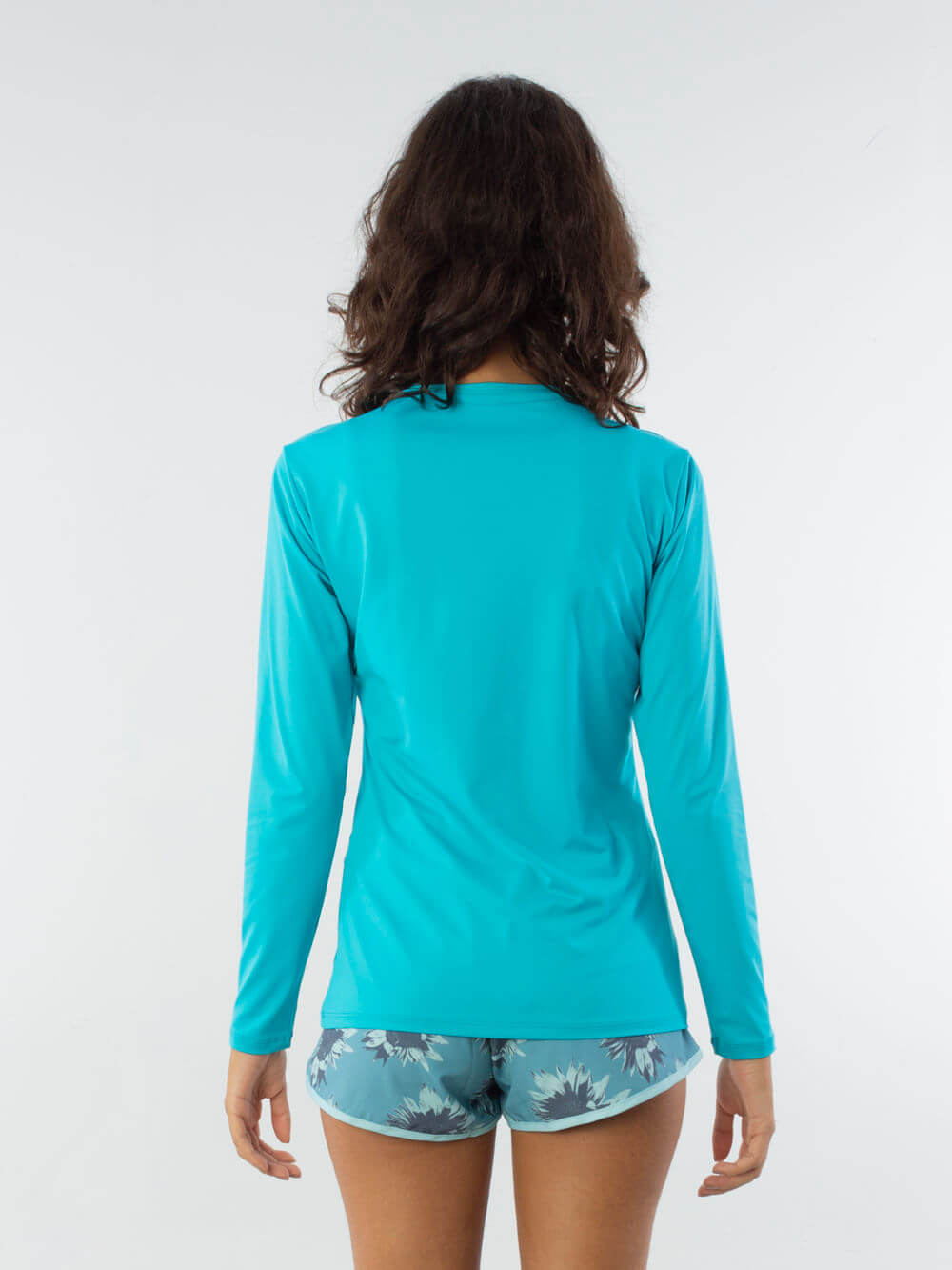 Camisa UV feminina Beach Paradise Turquesa da Greenish, vista traseira, ideal para proteção solar e estilo na praia.