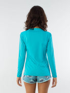 Camisa UV feminina Beach Paradise Turquesa da Greenish, vista traseira, ideal para proteção solar e estilo na praia.